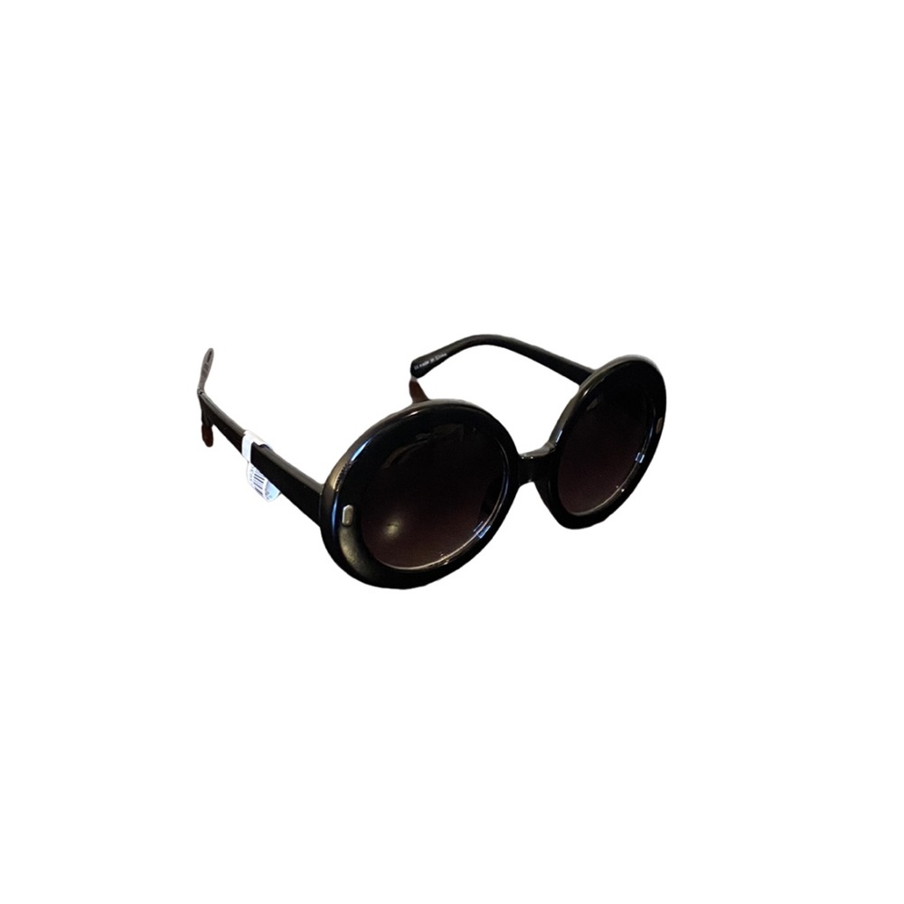 New woman’s round black sunglasses
